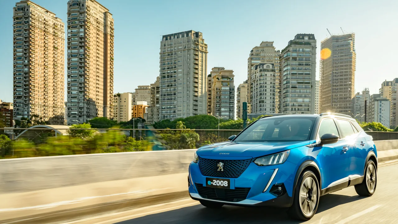 Peugeot e-2008 azul em uma via urbana de São Paulo.
