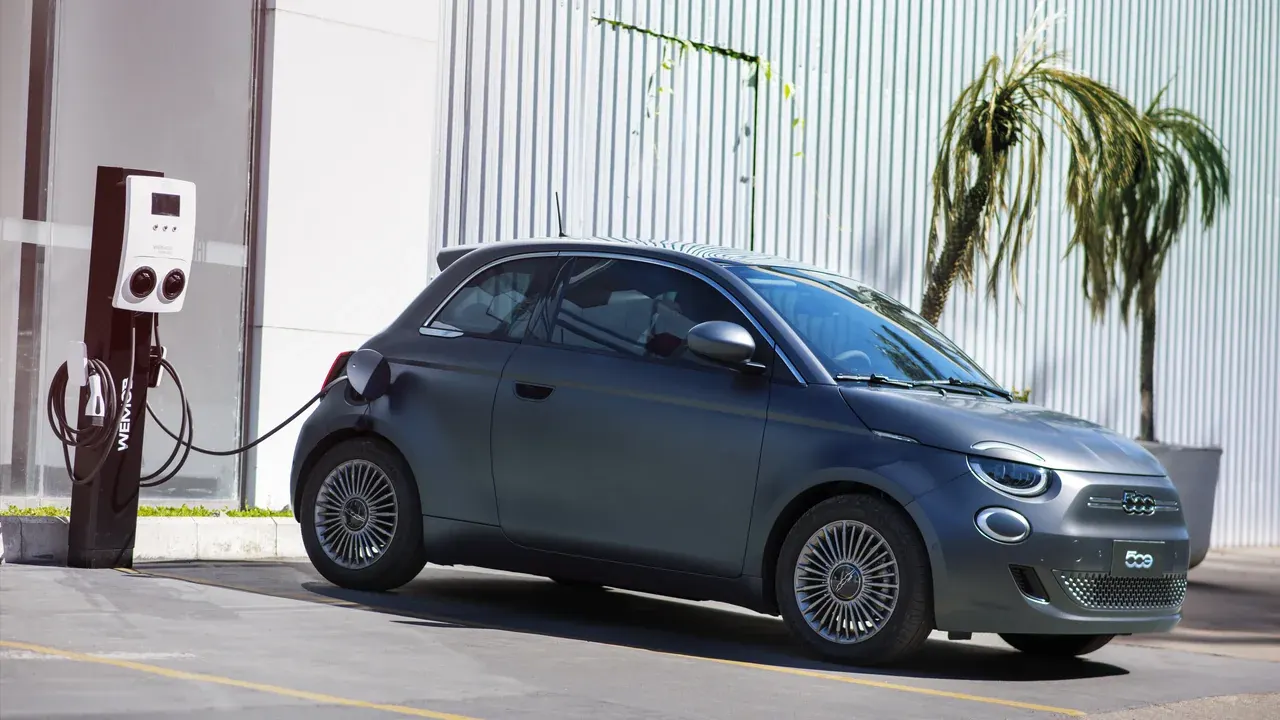 Fiat 500e conectado a um carregador de parede.