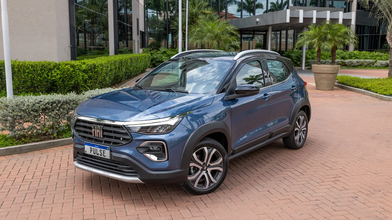 Fiat Pulse Hybrid azul estacionado em uma rua com edifícios ao fundo.