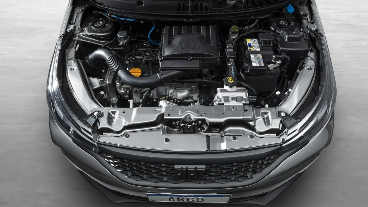 Compartimento do motor do Fiat Argo com o capô aberto.