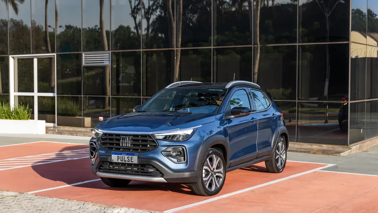 Fiat Pulse azul estacionado diante de um edifício.