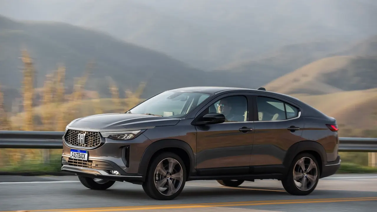 Fiat Fastback cinza em movimento em uma estrada.