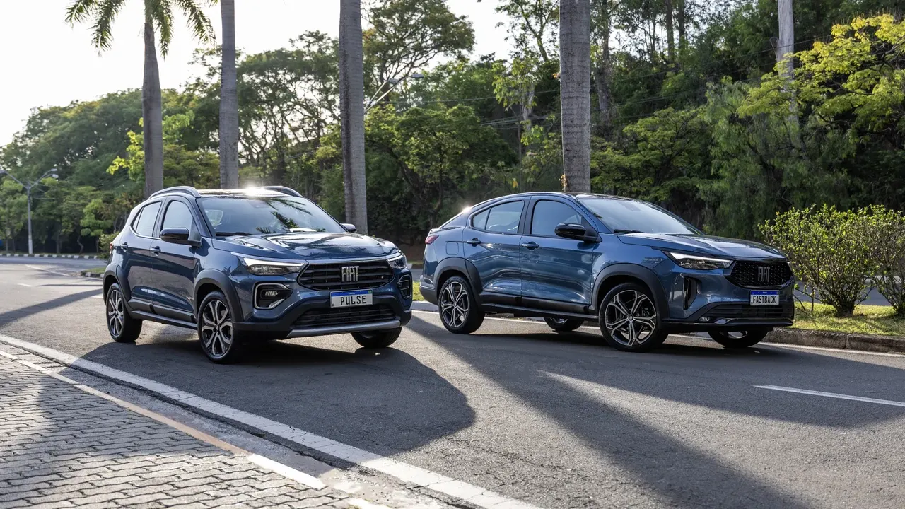 Dois Fiat Pulse estacionados lado a lado em uma área externa.