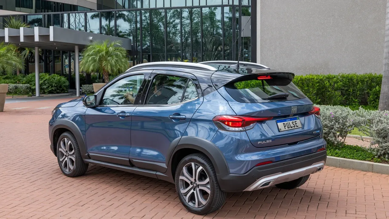 Fiat Pulse azul visto por trás em uma área externa com jardins.