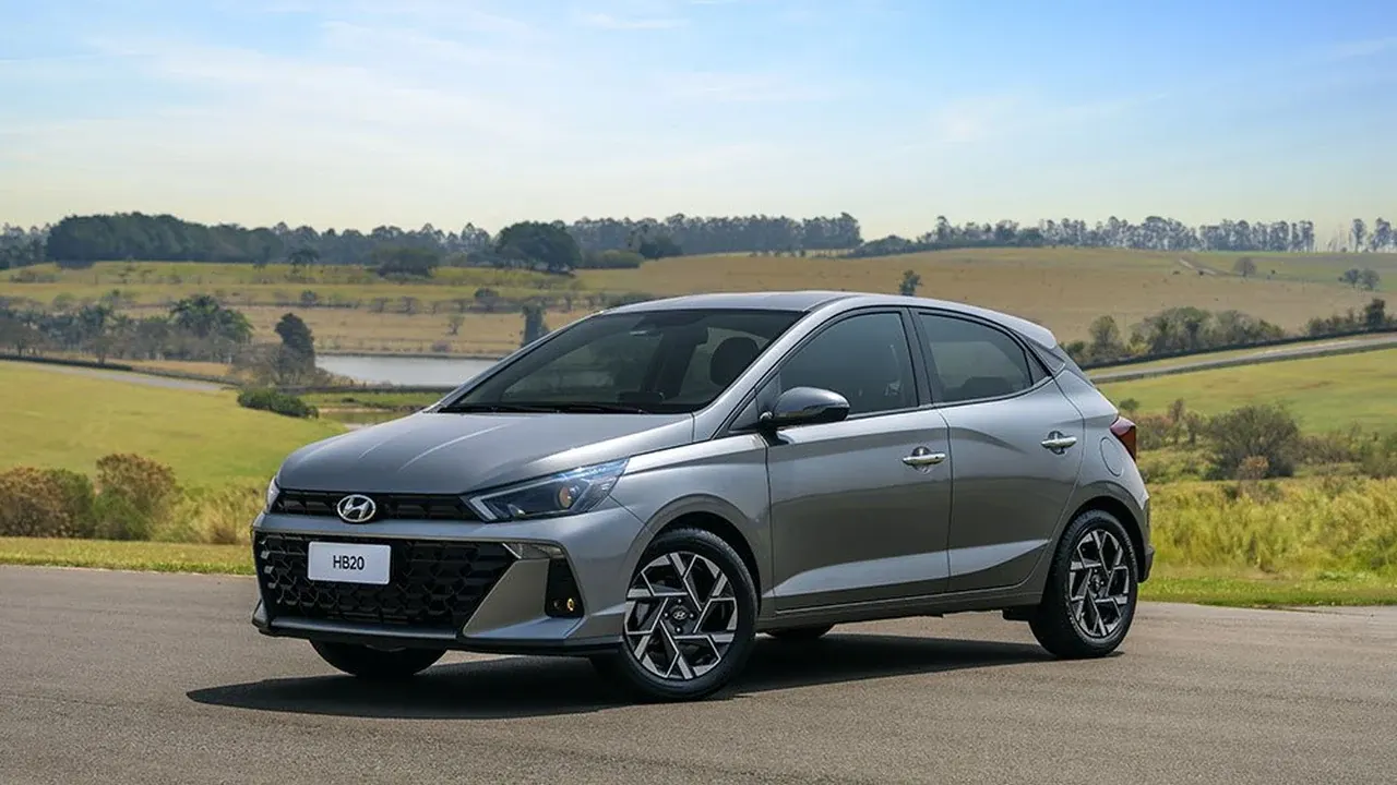 Hyundai HB20 cinza visto de lado em uma pista com vegetação.