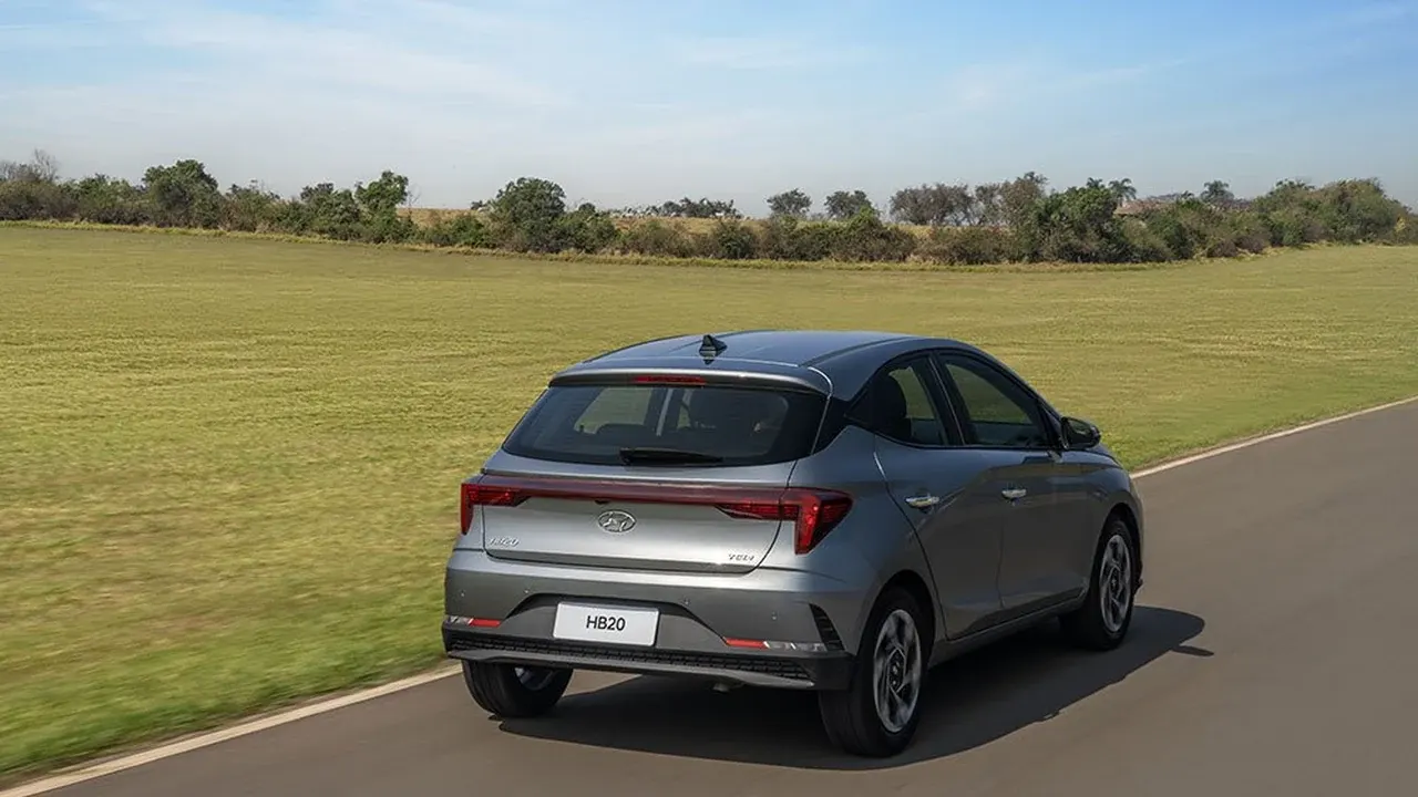 Hyundai HB20 cinza visto por trás em uma pista ao ar livre.