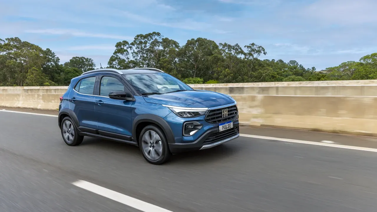 Fiat Pulse azul em movimento em uma estrada.