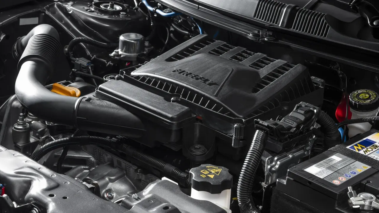 Motor e componentes do compartimento dianteiro do Fiat Argo.
