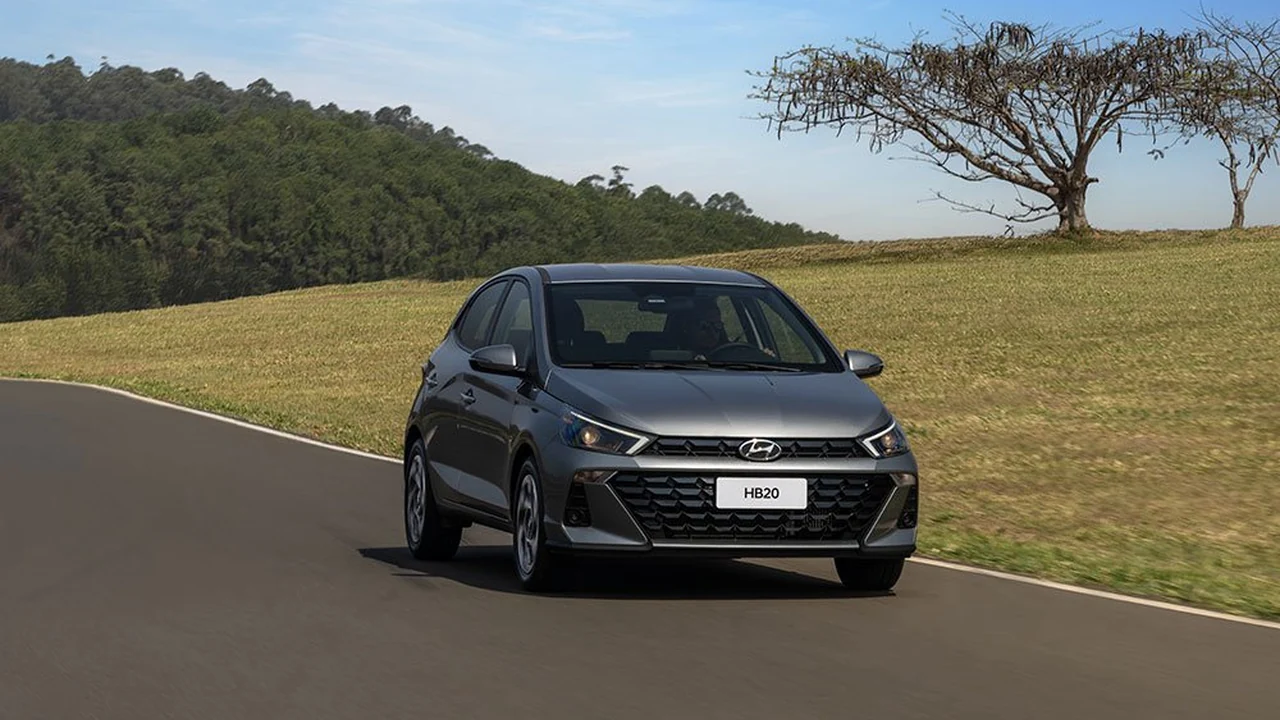 Hyundai HB20 cinza em uma pista de testes, visto de frente.