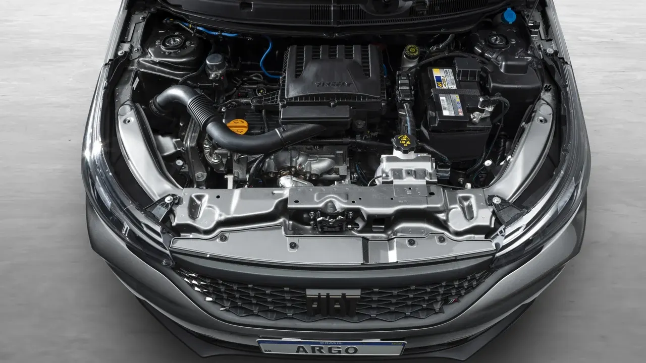 Compartimento do motor do Fiat Argo, visto com o capô aberto.