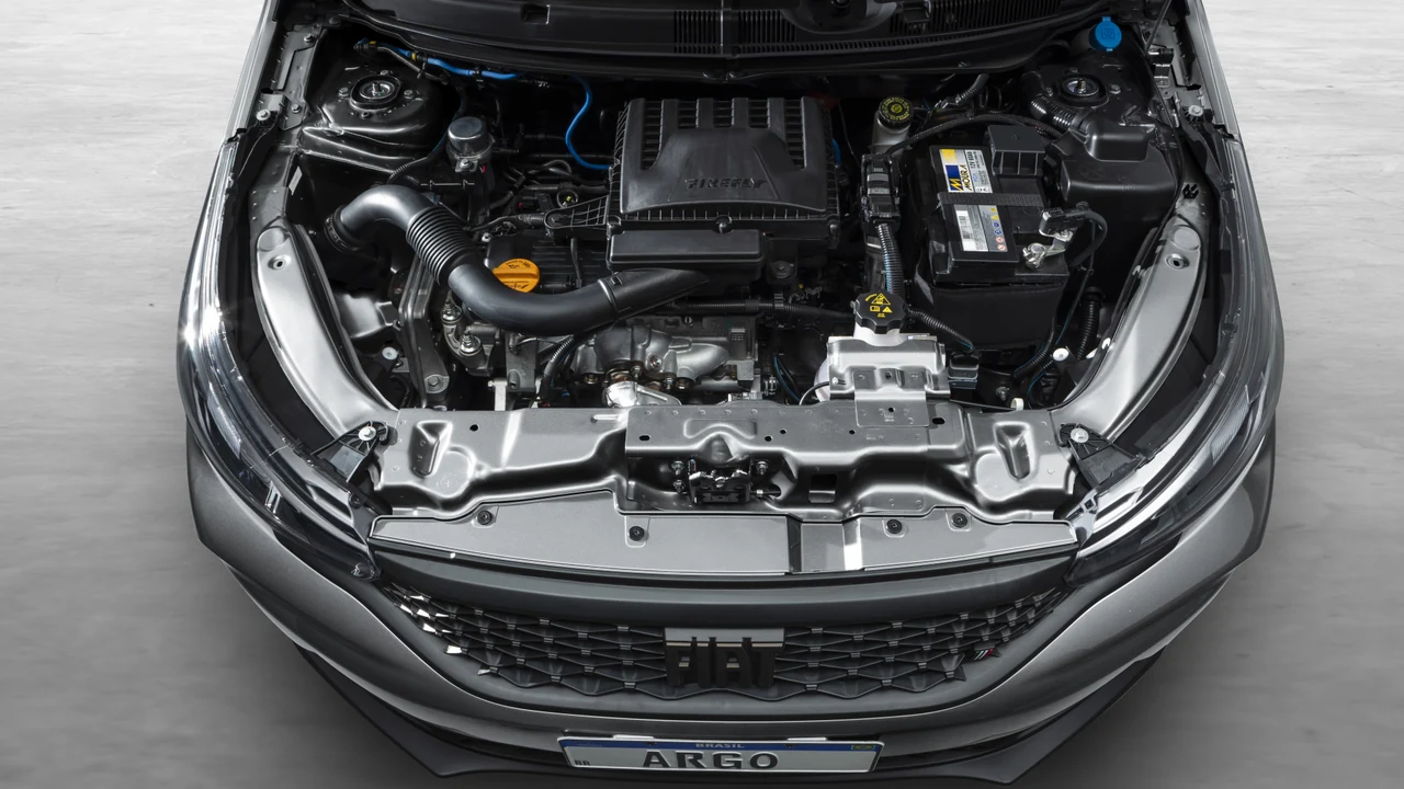 Compartimento do motor do Fiat Argo, visto com o capô aberto.