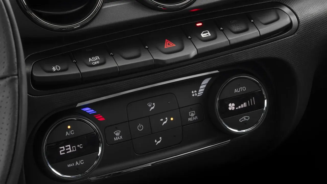 Comandos do ar-condicionado do Fiat Argo Trekking.