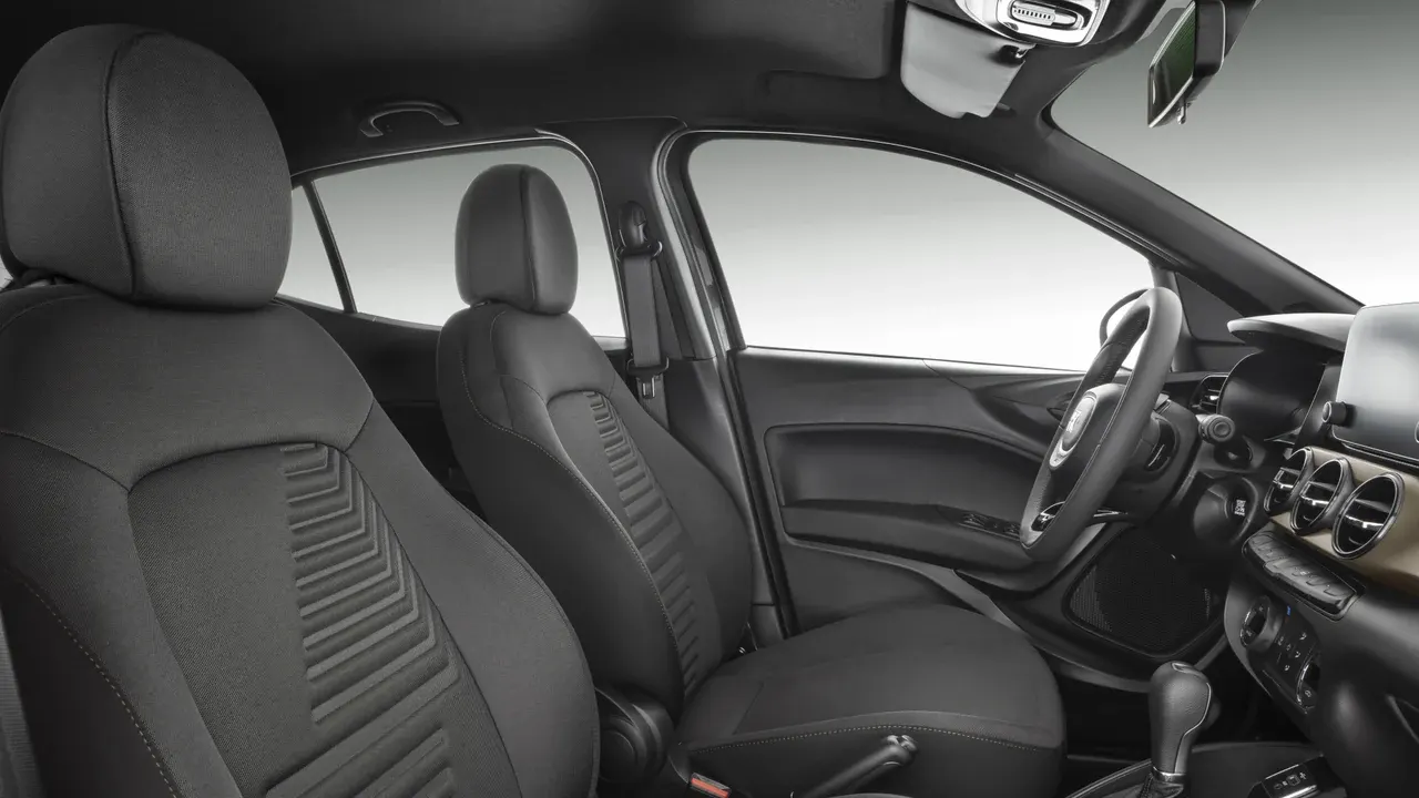 Bancos, revestimentos das portas e parte do painel no interior do Fiat Argo.