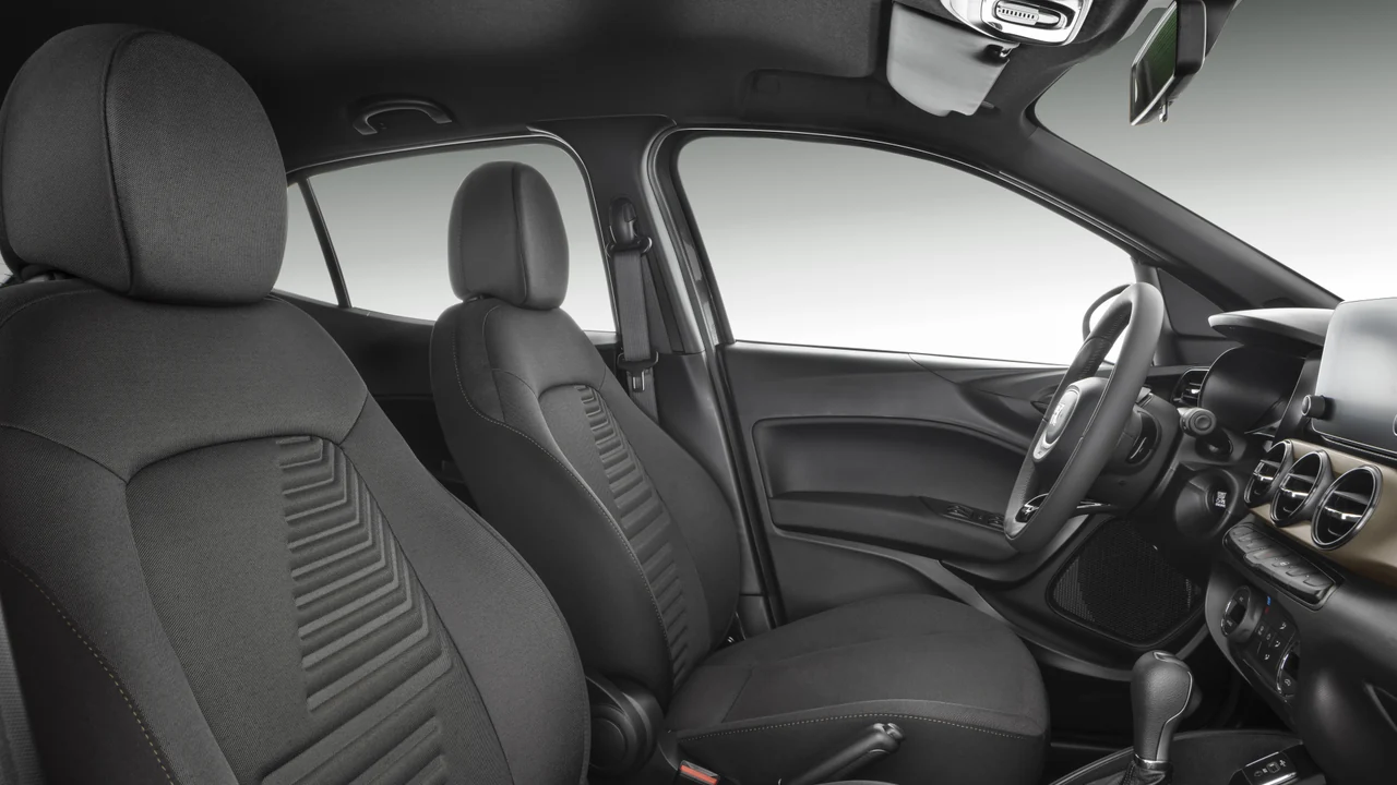 Bancos, revestimentos das portas e parte do painel no interior do Fiat Argo.