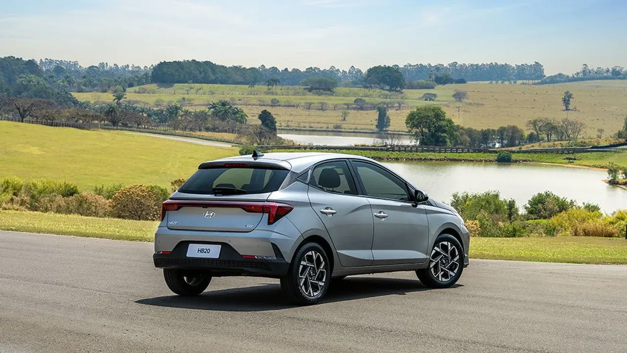 Hyundai HB20 cinza visto de trás em uma pista de testes.