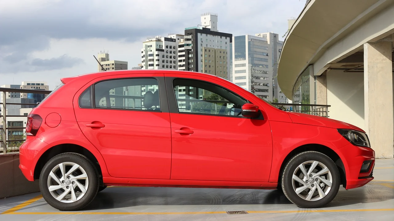 Foto de Volkswagen Gol vermelho visto de lado.
