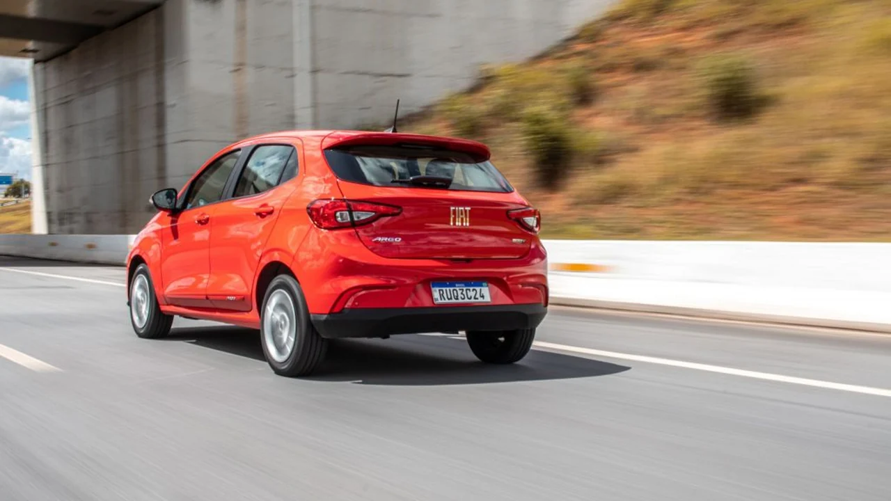 Foto de Fiat Argo vermelho visto de trás em movimento.