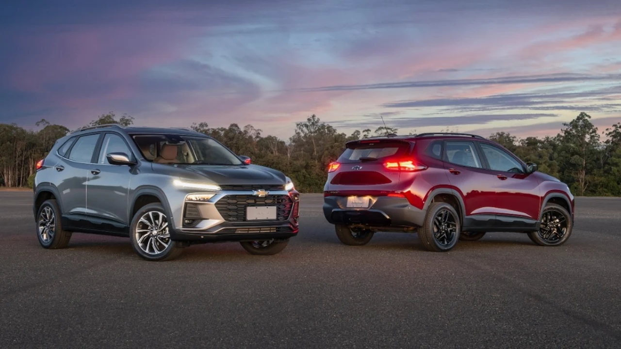 Foto de dois Chevrolet Tracker em uma pista.