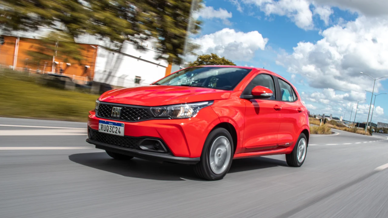 Foto de Fiat Argo vermelho em movimento.