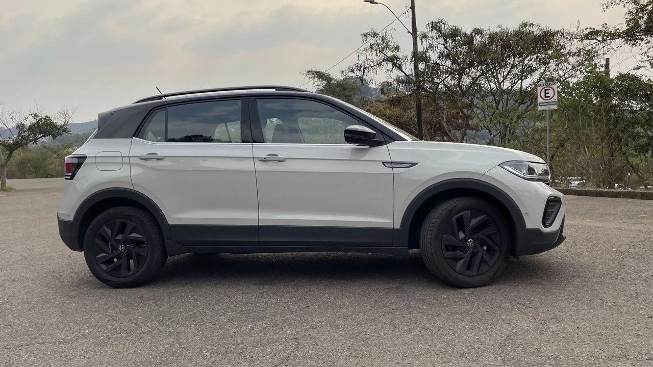 Foto de Volkswagen T-Cross branco visto de lado.
