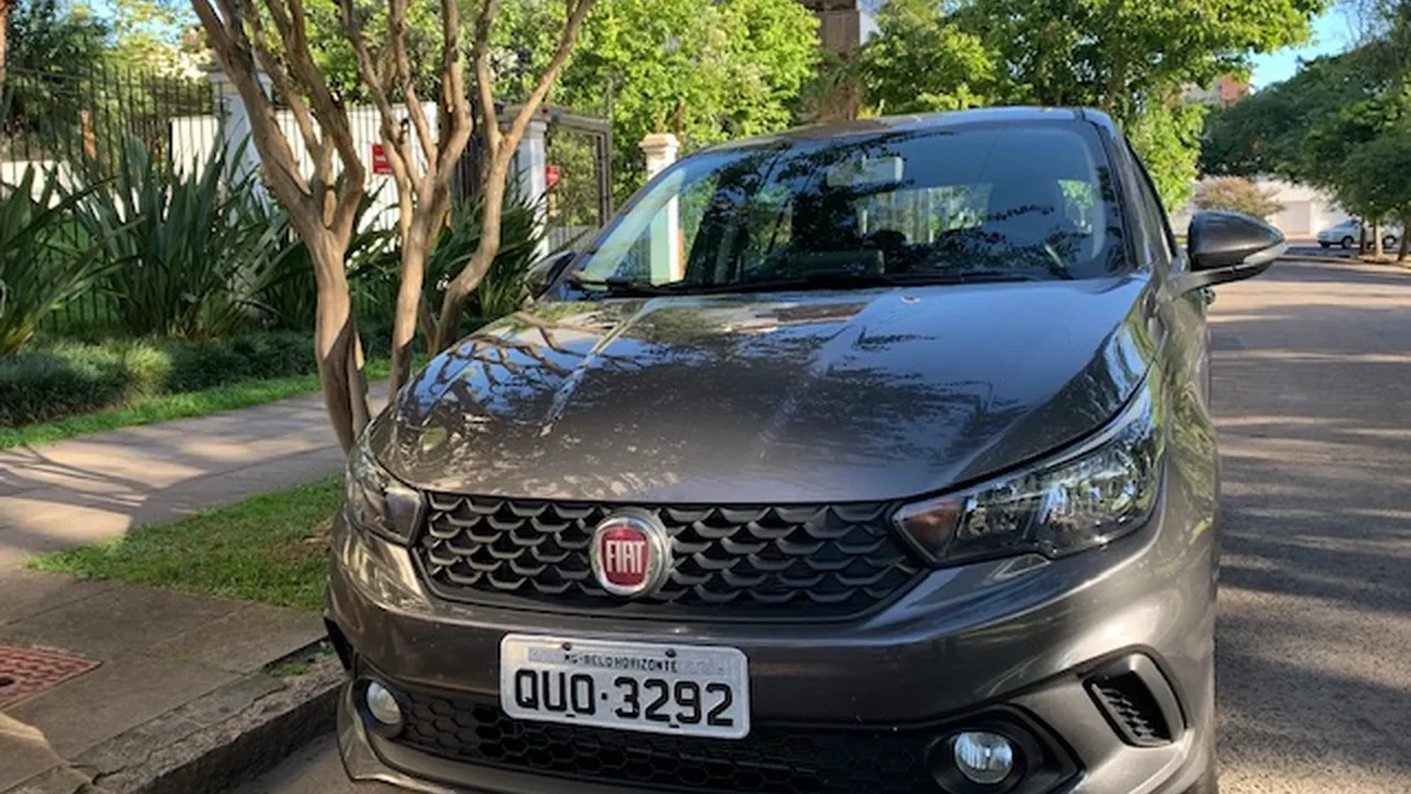 Foto de Fiat Argo cinza visto de frente.