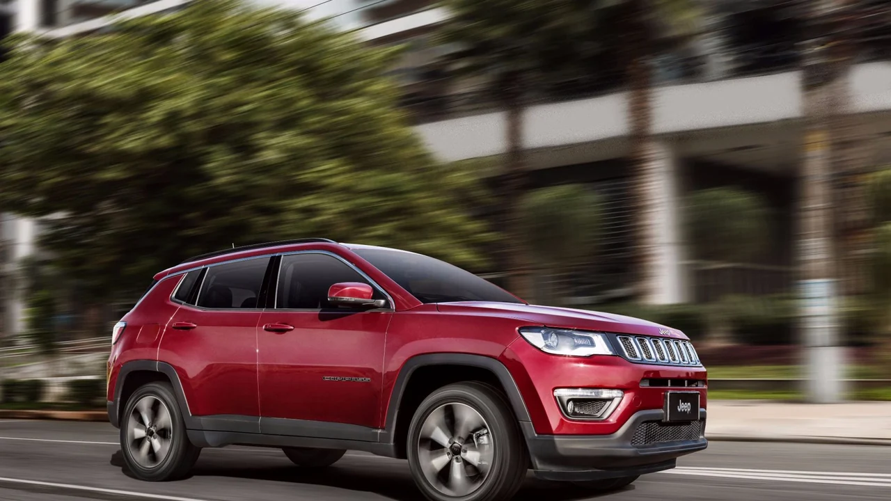 Foto de Jeep Compass vermelho em movimento.