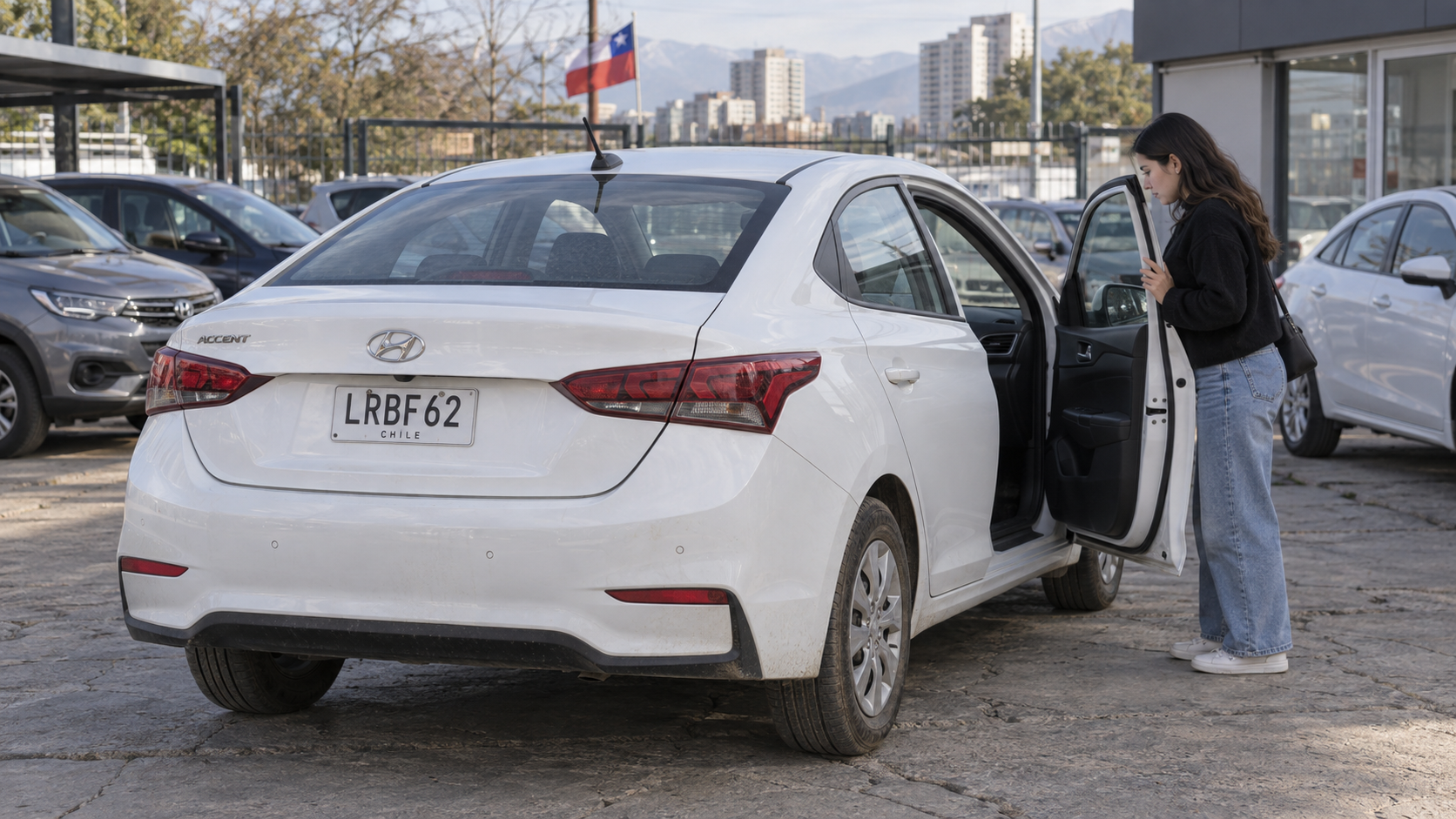 Ilustración editorial creada con IA: mujer revisando un Hyundai Accent usado en un patio de vehículos en Chile.